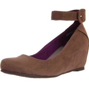 CL by Chinese Laundry Women's Late Night Wedge Pump, size 8.5